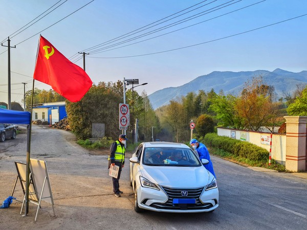党旗飘扬在疫情防控一线 - 副本.jpg