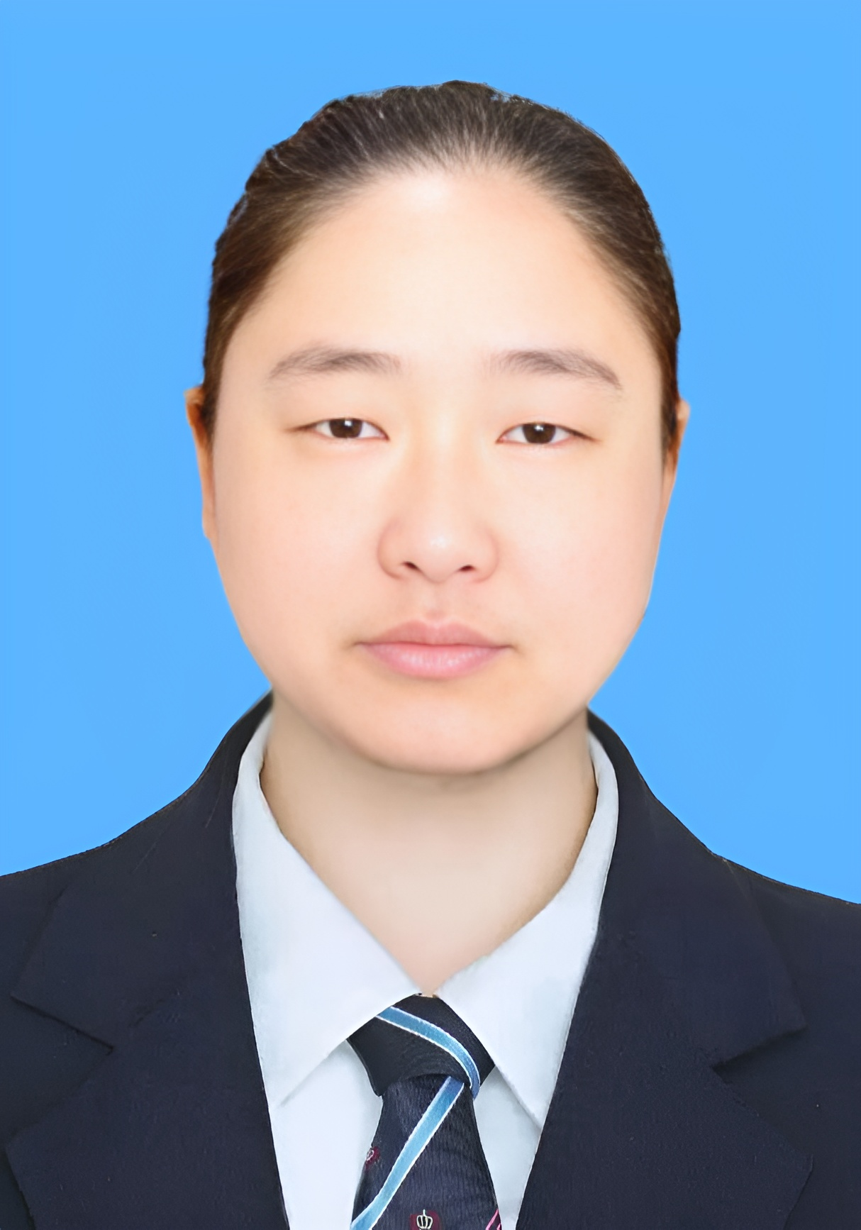 黄  静