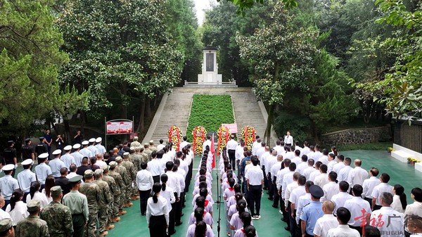 我市举行烈士纪念日向烈士敬献花篮仪式