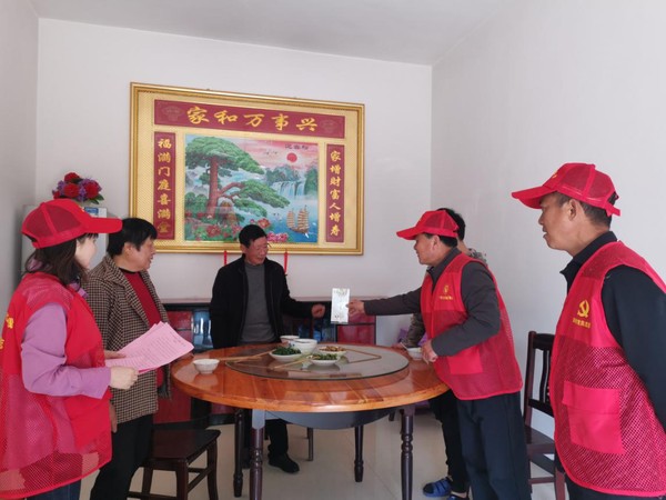 双岗村志愿服务队岁入入户查看村民及部分厂区食堂公筷使用情况。_wps图片.jpg