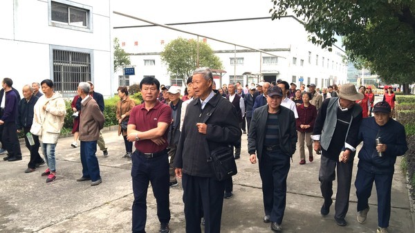 离退休老干部参观四合乡宏祥丝绸.jpg