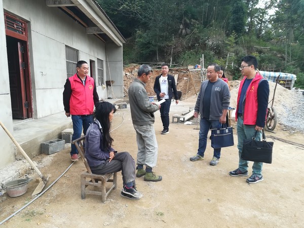 桃山村开展全国“扶贫日”走访慰问活动.png