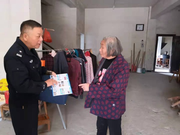 石峻村法治副书记进村助力群众安全感、政法满意度提升图片2.png